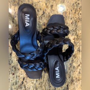 Black braided sandals!